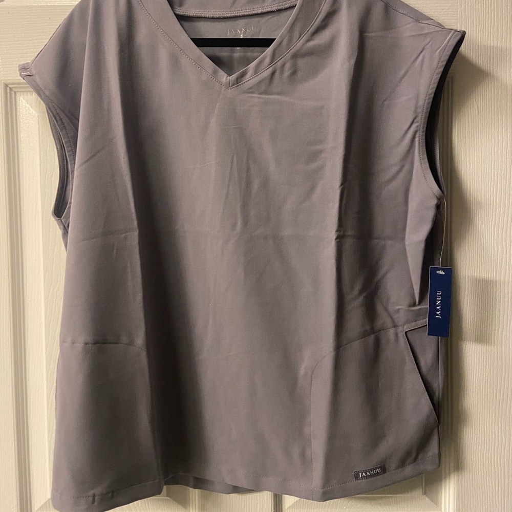 NWT Jaanuu Scrub Top